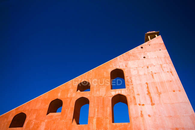 Vista inferior da parede exterior de Jantar Mantar — Fotografia de Stock
