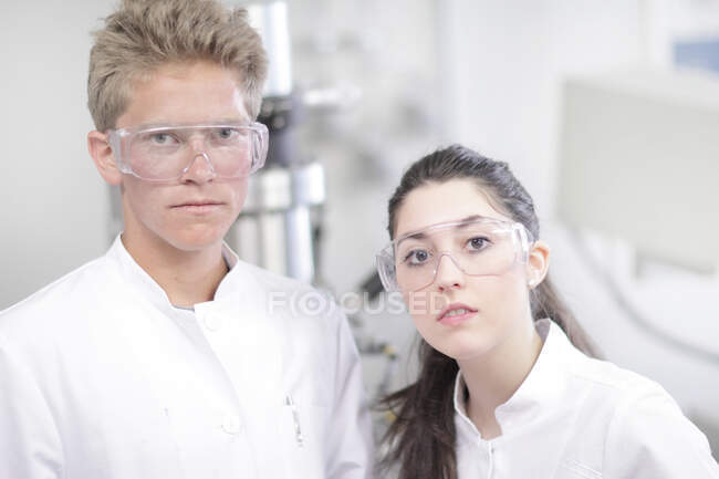 Científicos con gafas en el laboratorio - foto de stock