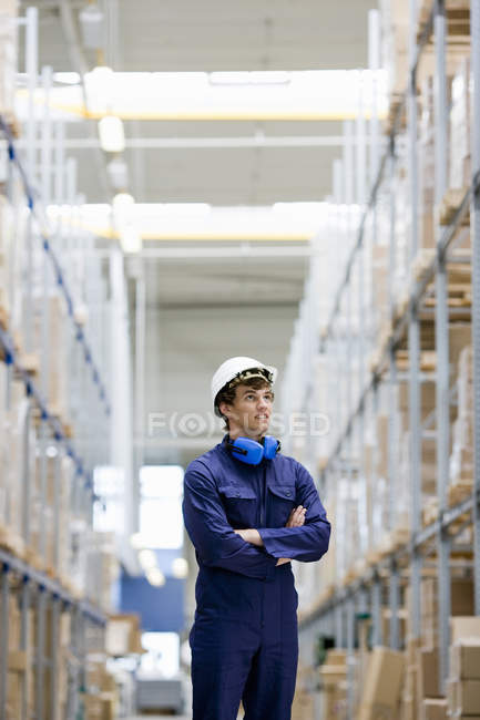 Красивый работник в форме на складе — стоковое фото
