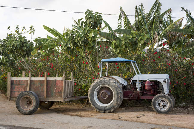 Tracteur-remorque agricole en bord de route à Vinales, Cuba — Photo de stock