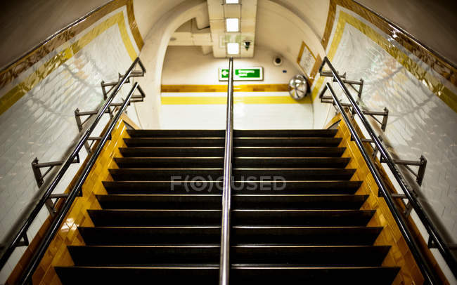 Низький кут зору кроків у Лондоні підземних труб — стокове фото