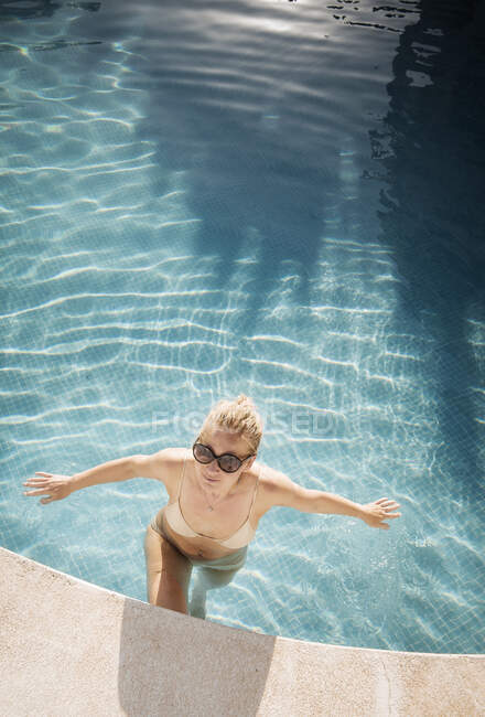 Femme dans la piscine, Torreblanca, Fuengirola, Espagne — Photo de stock