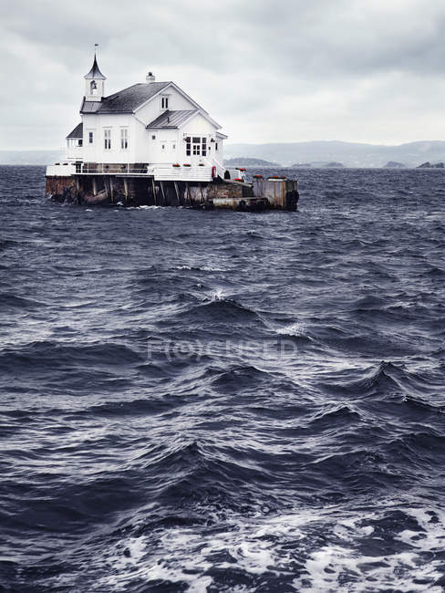 Traditionelle weiß getünchte Kirche auf einer Insel im Oslofjord, Oslo, Norwegen — Stockfoto