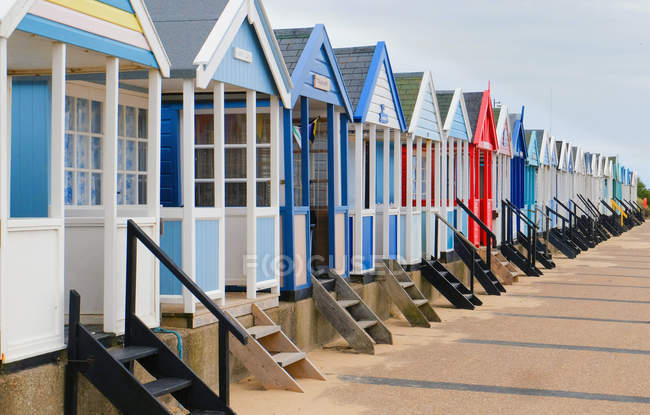Vista panoramica di una fila di capanne da spiaggia multicolore, Southwold, Suffolk, Regno Unito — Foto stock