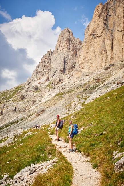 Escursionisti sul sentiero di montagna guardando la fotocamera, Austria — Foto stock