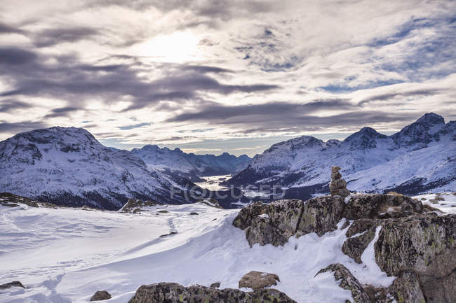 Vista panorámica del paisaje invernal, Engadine, Suiza - foto de stock