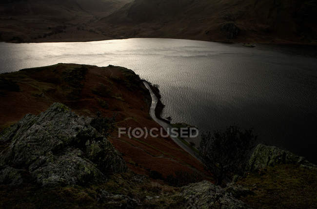 Vista aérea del lago reflejando la luz - foto de stock