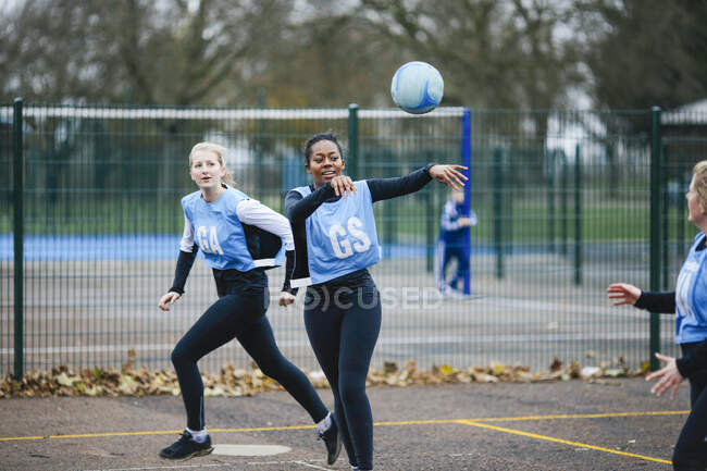 Equipe de netball feminino jogando jogo no campo de netball — Fotografia de Stock