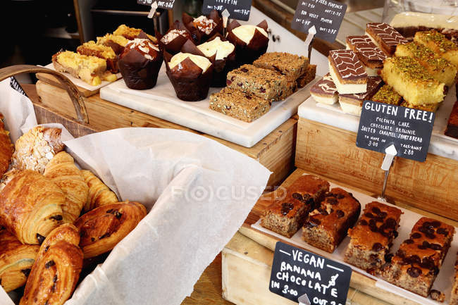 Independent coffee shop with display of vegan and gluten-free cakes — Stock Photo