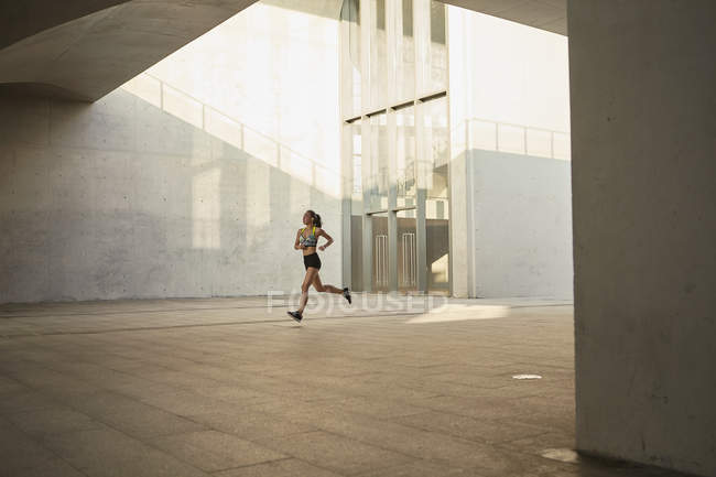 Jogging féminin en zone urbaine — Photo de stock
