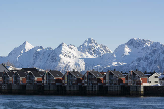 Fila de casas frente al mar, Svolvaer, Islas Lofoten, Noruega - foto de stock