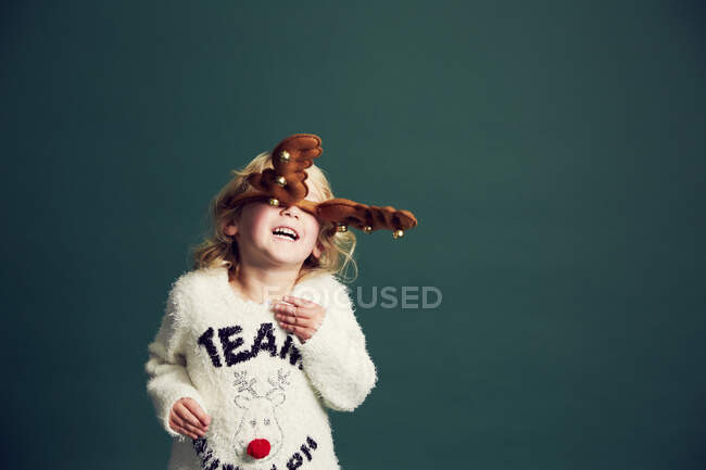 Retrato de una joven con cornamenta de Navidad y renos - foto de stock