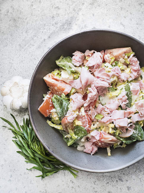 Bowl of fresh salad with ham — Stock Photo