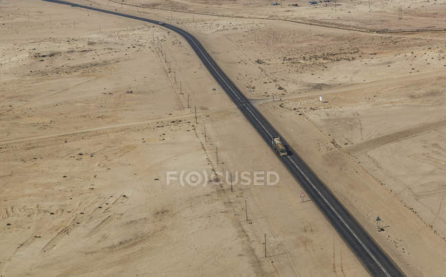 Camion solitario sulla strada del deserto della Namibia — Foto stock