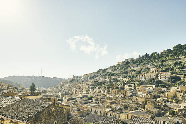 Paisaje urbano con tejados tradicionales, Modica, Sicilia, Italia - foto de stock