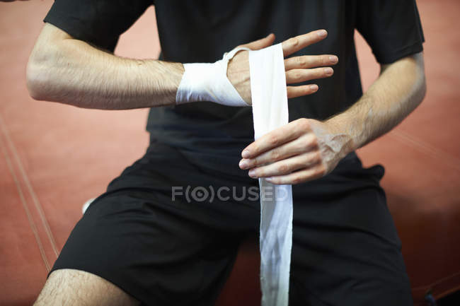 Boxer bandagem mãos antes de colocar luvas, seção meio — Fotografia de Stock