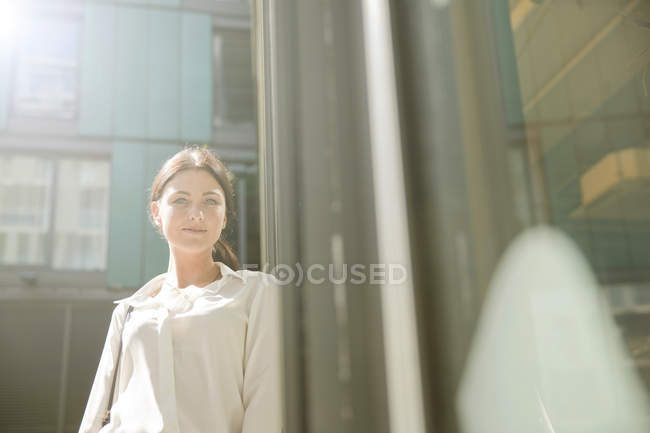 Retrato de mujer de negocios, Londres - foto de stock