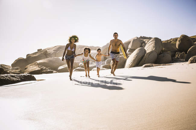 Família com duas crianças correndo na praia, Cidade Do Cabo, África do Sul — Fotografia de Stock