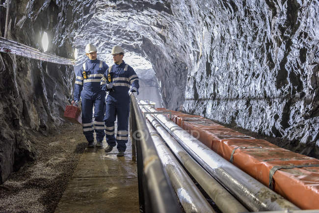 Trabajadores en túnel en central hidroeléctrica - foto de stock