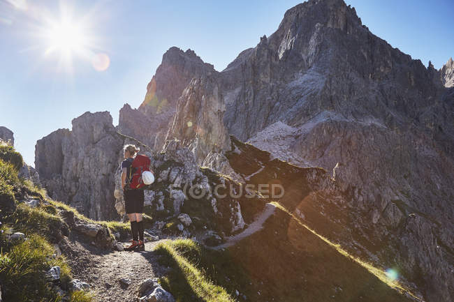 Vista trasera del senderismo femenino en Dolomitas, Sexten, Tirol del Sur, Italia - foto de stock