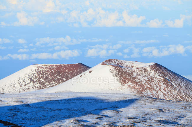 Снежные вершины холмов и голубое небо — стоковое фото