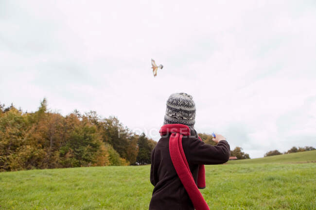Мальчик запускает воздушный змей — стоковое фото