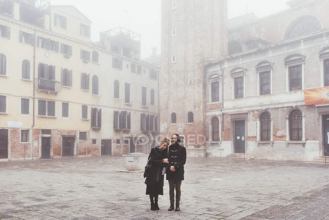 Ritratto di coppia in piazza nebbiosa, Venezia, Italia — Foto stock