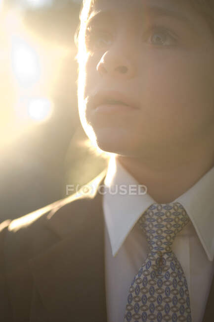 Retrato de menino vestindo camisa e gravata — Fotografia de Stock