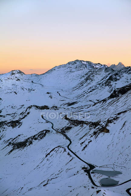 Схід сонця над засніжених гір — стокове фото