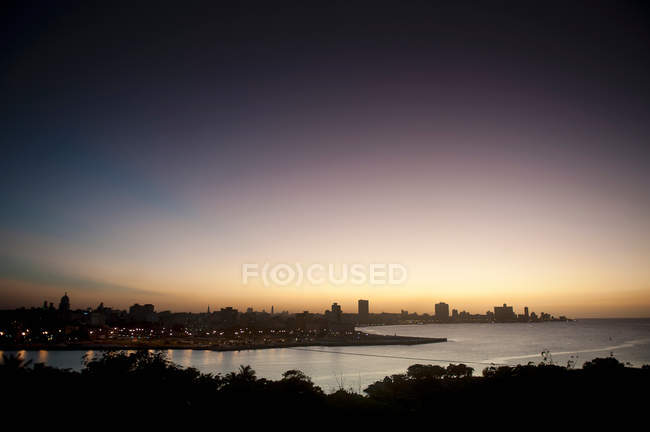 Skyline urbaine contre le coucher du soleil — Photo de stock