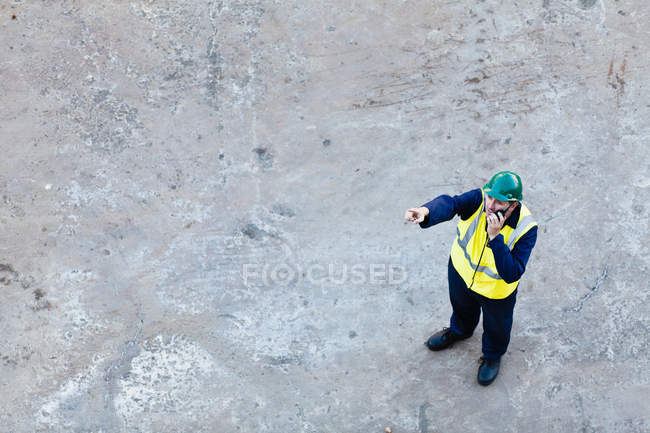 Trabajador usando walkie-talkie en dique seco - foto de stock