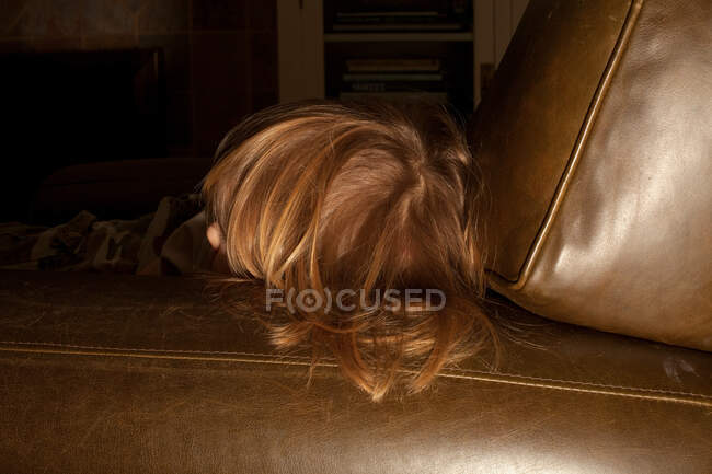 Menino descansando no sofá, perto da cabeça — Fotografia de Stock