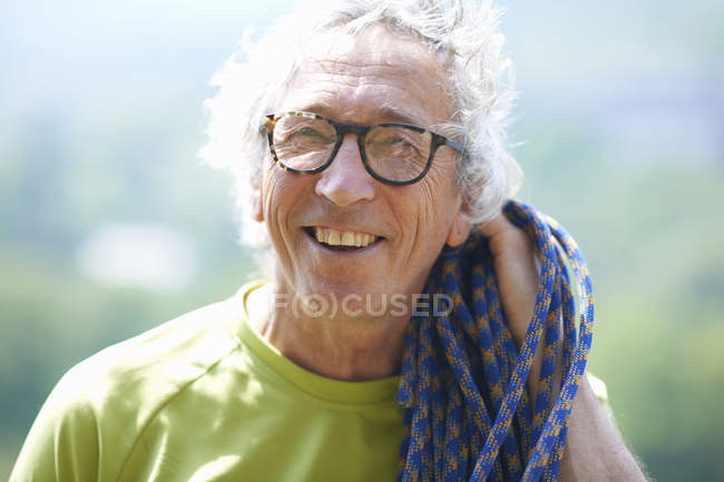 Retrato de escalador mirando a la cámara sonriendo - foto de stock