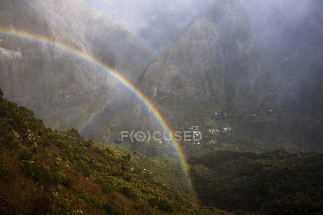 Paesaggio montano con nebbia arcobaleno, Isola della Riunione — Foto stock