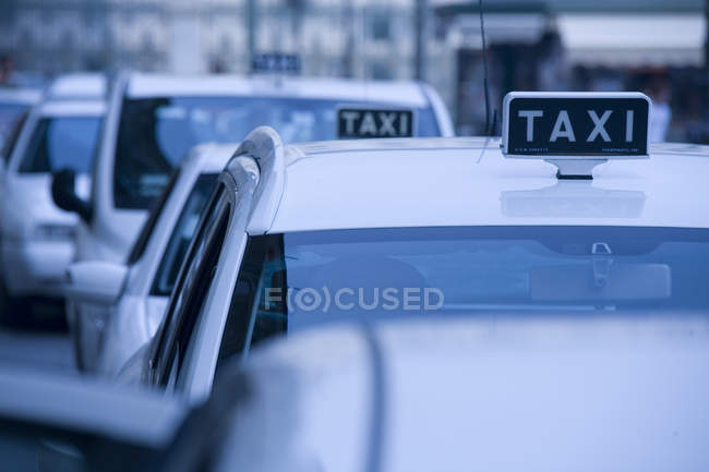 Taxi cars in queue, Piamonte, Turín, Italia - foto de stock