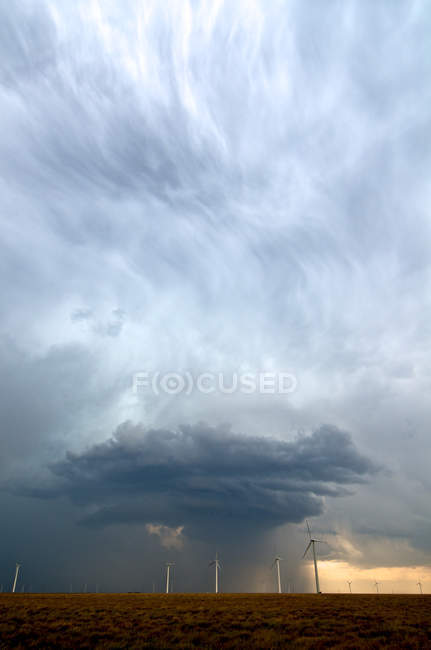 Nuvens de tempestade atrás do campo de turbinas eólicas — Fotografia de Stock