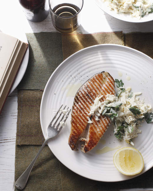 Grilled salmon steak with remoulade and lemon slice — Stock Photo