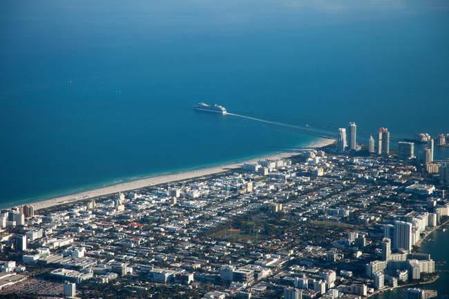 Vue aérienne des bâtiments du centre-ville et du port de Miami — Photo de stock