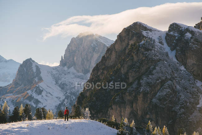 Junge Frau blickt auf Aussicht, begrenzt See, Südtirol, Dolomiten, Italien — Stockfoto