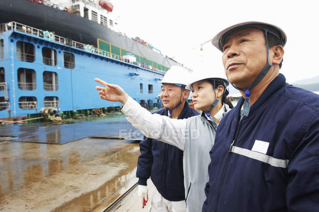 Workers having discussion at shipyard, GoSeong-gun, South Korea — Stock Photo