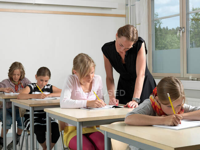 Professor e alunos em uma sala de aula — Fotografia de Stock