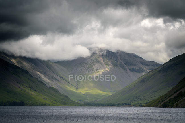 Gewitterwolken über Ziegenfelsen über dem Schmetterlingssee, der Seenplatte, Großbritannien — Stockfoto