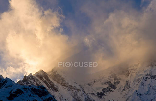 Montanhas nevadas e nuvens — Fotografia de Stock