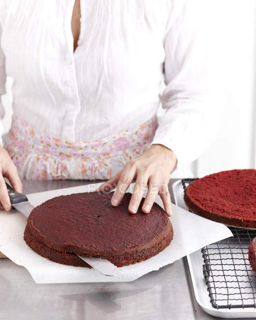 Fare torta al cioccolato di velluto rosa — Foto stock