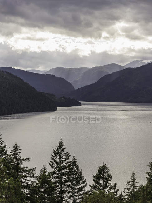Sonnenstrahlen durch Wolken über Comox Lake, Coutenay, Vancouver Island, British Columbia, Kanada — Stockfoto