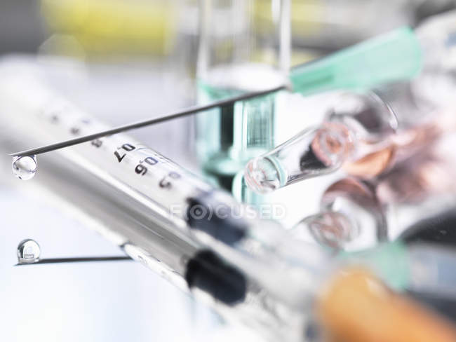 Ampoule and medical drug-filled syringe — Stock Photo