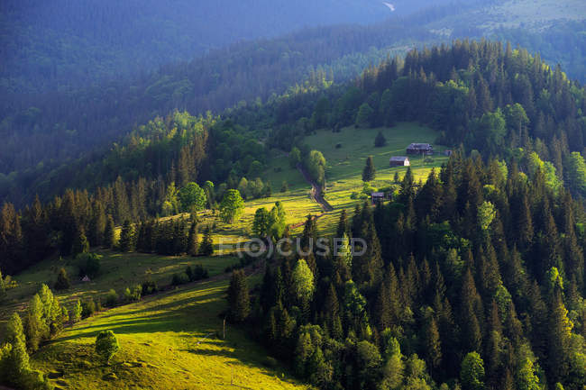 Dzembronya Village, Montañas Cárpatos, Región de Ivano-Frankovsk, Ucrania - foto de stock