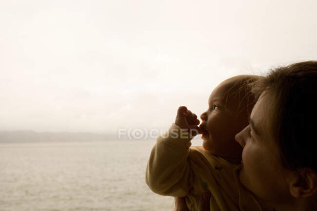Мать держит малыша сына, закрыть — стоковое фото