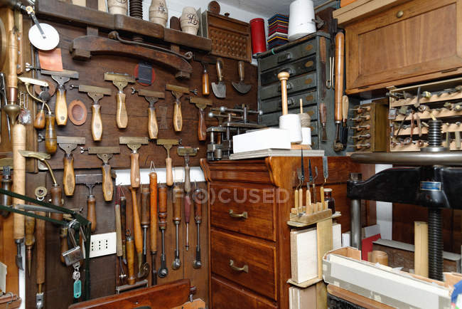 Selección de herramientas y equipos en el taller tradicional de encuadernación - foto de stock