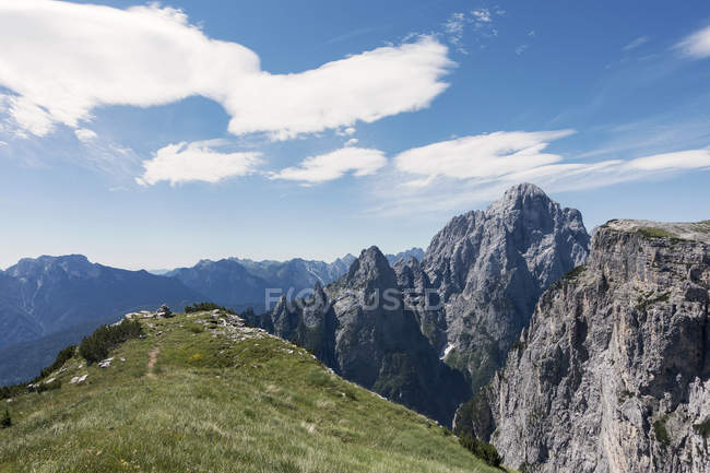 Vista de BASE jumping spot to cliffs on other side of the valley, Col di Pra, Italian Alps, Alleghe, Belluno, Italy — Fotografia de Stock